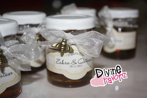 40ml Circular Personalized Honey Jars with White Cap Bee Charm - Click Image to Close